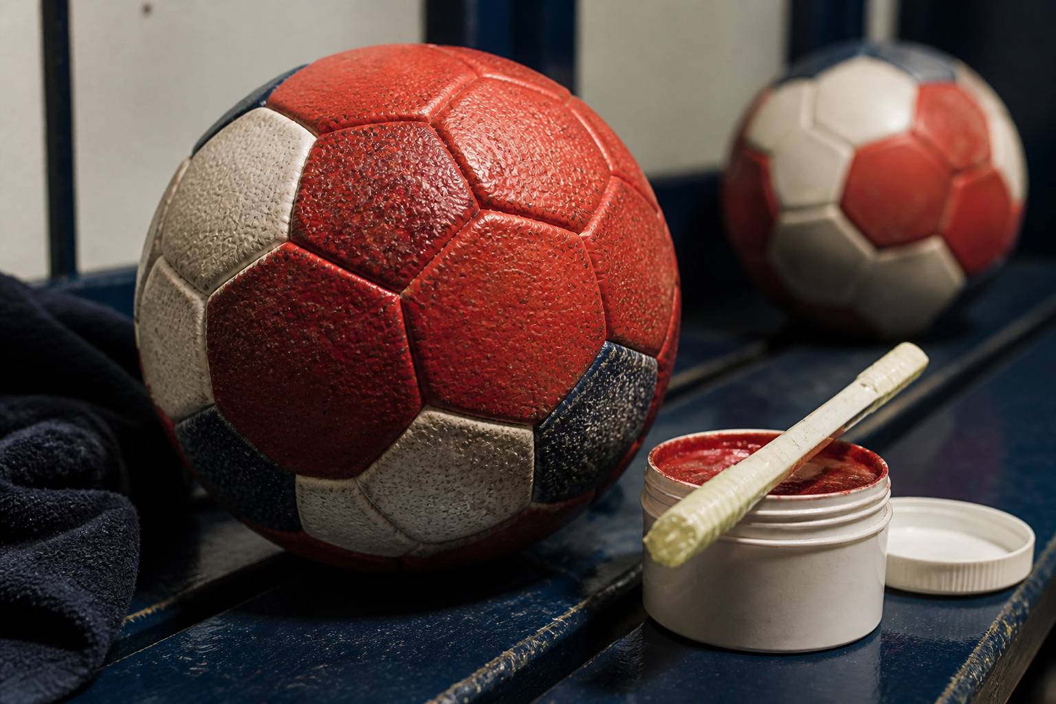 Ballon de handball à la texture granuleuse avec traces de résine