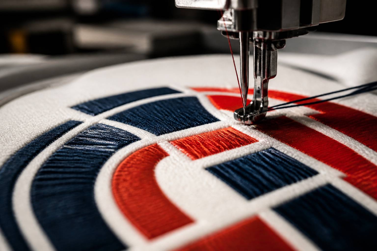 Gros plan de points de broderie sur molleton avec fil tendu
