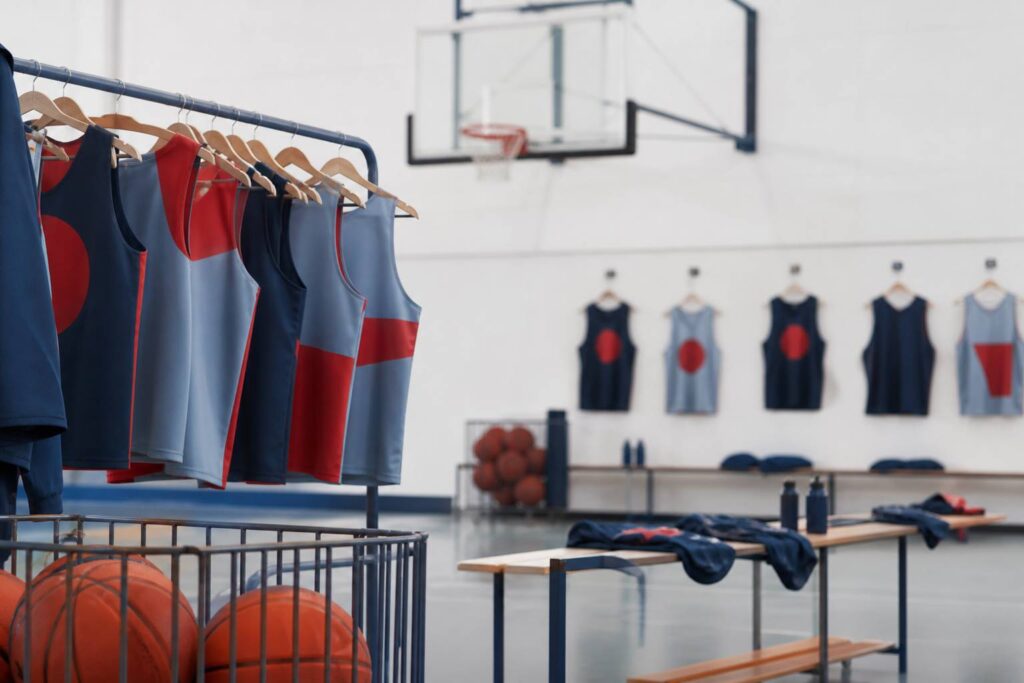 Maillots réversibles et ballons de basket dans une salle de sport