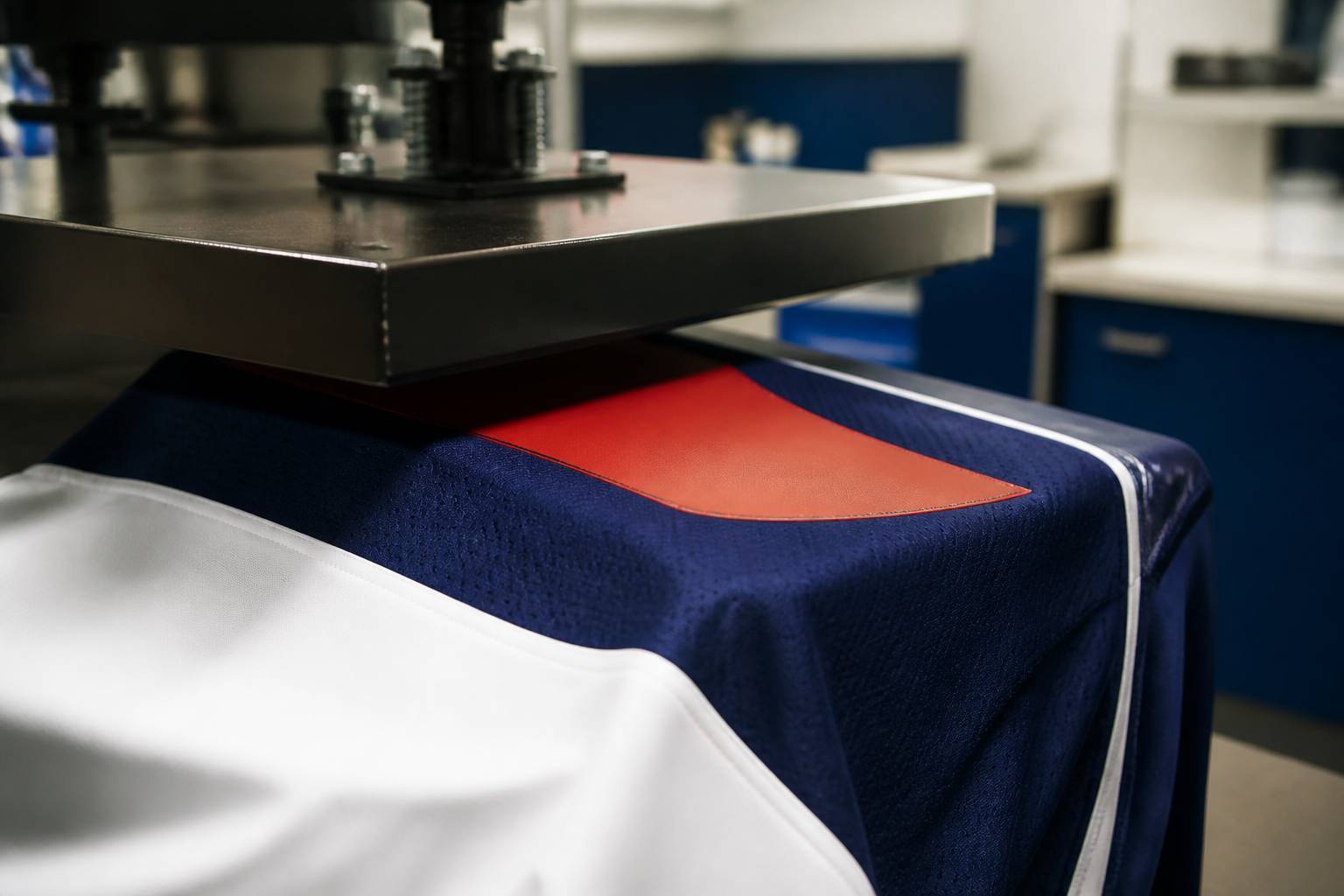 Presse à chaud appliquant un flocage sur un maillot