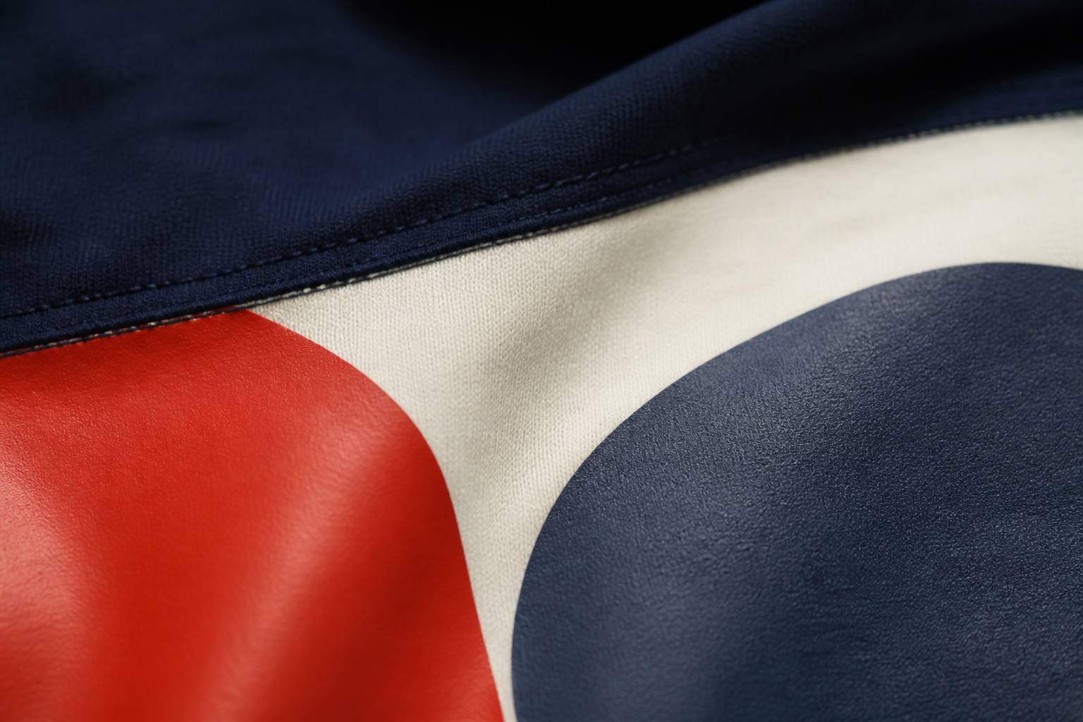 Gros plan comparant les textures de flocage et de sérigraphie